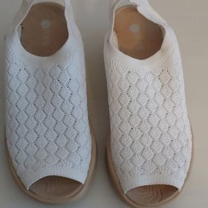 Bzees white stretch sandals